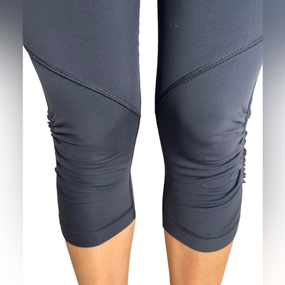 LULULEMON Black Legging Below the Knee Side Rouching detail Size 4 - Picture 4 of 10